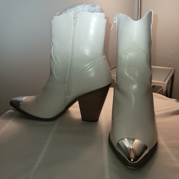 JustFab Shoes - Cowboy boots w/ silver toe in Bone; Size 8.5M
